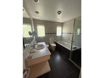 IMPECABLE CASA AMOBLADA EN ALQUILER EN BARRIO CERRADO VALLE CLARO