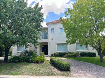 IMPECABLE CASA AMOBLADA EN ALQUILER EN BARRIO CERRADO VALLE CLARO