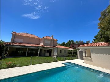 IMPECABLE CASA AMOBLADA EN ALQUILER EN BARRIO CERRADO VALLE CLARO