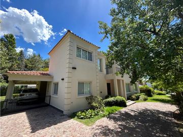 IMPECABLE CASA AMOBLADA EN ALQUILER EN BARRIO CERRADO VALLE CLARO