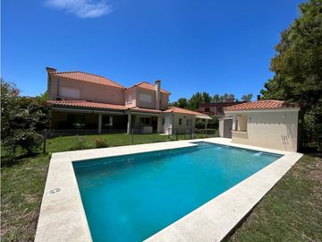 IMPECABLE CASA AMOBLADA EN ALQUILER EN BARRIO CERRADO VALLE CLARO