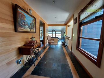 Casa en Venta en Amplia casa con Quincho, Bodega y Cancha de Tenis - Lomas de Reloncaví