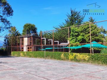 Casa en Venta en Amplia casa con Quincho, Bodega y Cancha de Tenis - Lomas de Reloncaví