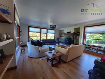 Casa en Venta en Amplia casa con Quincho, Bodega y Cancha de Tenis - Lomas de Reloncaví