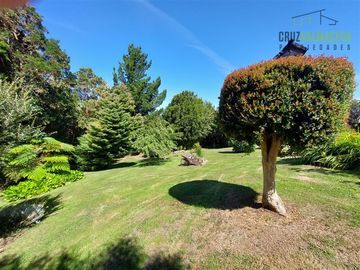Casa en Venta en Amplia casa con Quincho, Bodega y Cancha de Tenis - Lomas de Reloncaví