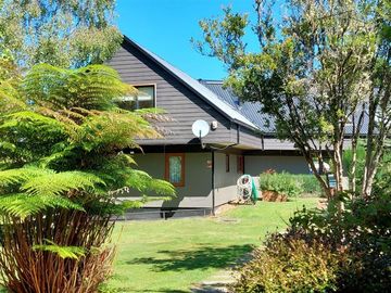 Casa en Venta en Amplia casa con Quincho, Bodega y Cancha de Tenis - Lomas de Reloncaví