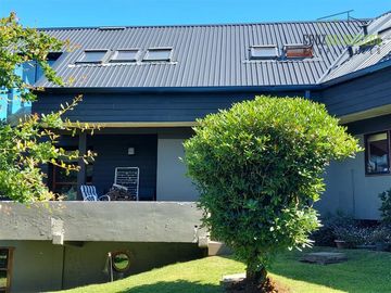 Casa en Venta en Amplia casa con Quincho, Bodega y Cancha de Tenis - Lomas de Reloncaví