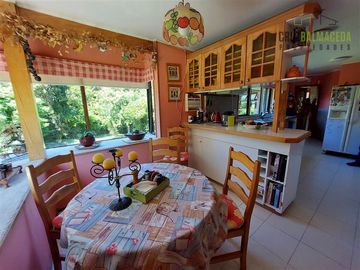 Casa en Venta en Amplia casa con Quincho, Bodega y Cancha de Tenis - Lomas de Reloncaví