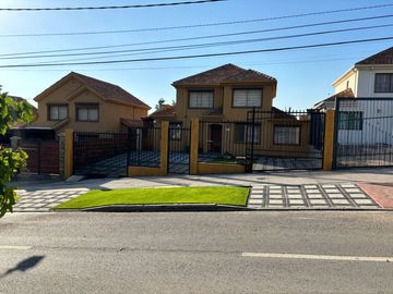 Venta de Impecable Casa 5D, 4B.  Rodeada de Áreas Verdes en el mejor Sector de La Florida