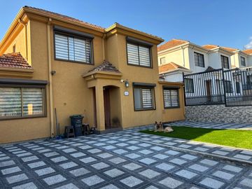 Venta de Impecable Casa 5D, 4B.  Rodeada de Áreas Verdes en el mejor Sector de La Florida