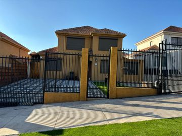 Venta de Impecable Casa 5D, 4B.  Rodeada de Áreas Verdes en el mejor Sector de La Florida