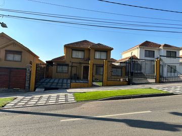 Venta de Impecable Casa 5D, 4B.  Rodeada de Áreas Verdes en el mejor Sector de La Florida