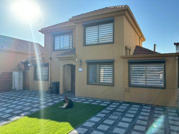 Venta de Impecable Casa 5D, 4B.  Rodeada de Áreas Verdes en el mejor Sector de La Florida