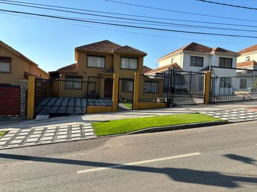 Venta de Impecable Casa 5D, 4B.  Rodeada de Áreas Verdes en el mejor Sector de La Florida