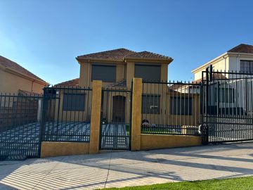 Venta de Impecable Casa 5D, 4B.  Rodeada de Áreas Verdes en el mejor Sector de La Florida