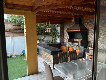 Venta de Impecable Casa 5D, 4B.  Rodeada de Áreas Verdes en el mejor Sector de La Florida