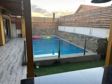 Venta de Impecable Casa 5D, 4B.  Rodeada de Áreas Verdes en el mejor Sector de La Florida