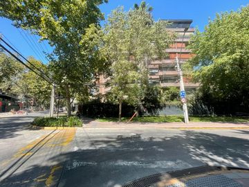 Vendo Hermoso y espacioso Dúplex en Vitacura 4D4B2E, Con Jardín y patio privado
