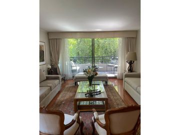 Vendo Hermoso y espacioso Dúplex en Vitacura 4D4B2E, Con Jardín y patio privado