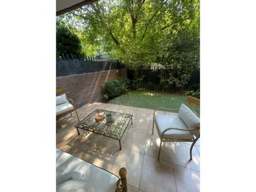Vendo Hermoso y espacioso Dúplex en Vitacura 4D4B2E, Con Jardín y patio privado