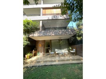 Vendo Hermoso y espacioso Dúplex en Vitacura 4D4B2E, Con Jardín y patio privado