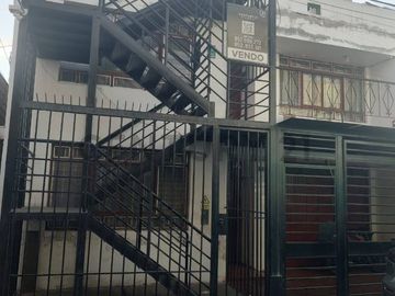 OPORTUNIDAD DE INVERSIÓN: CASA DE 3 PISOS CERCA AL MERCADILLO BOLOGNESI, TACNA