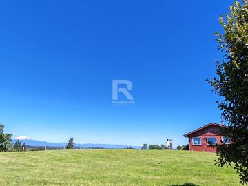 CASA DE CAMPO  CON VISTA VOLCANES CERCANA A BRAUNAU