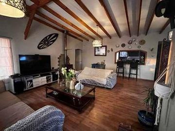 Parcela con hermosa casa principal y cabaña.