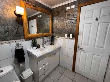 Parcela con hermosa casa principal y cabaña.