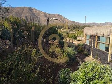 Parcela con hermosa casa principal y cabaña.