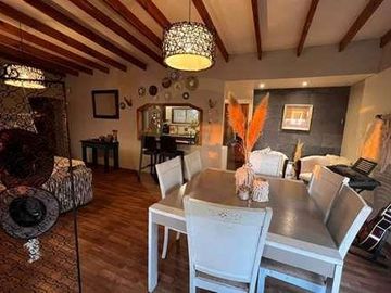 Parcela con hermosa casa principal y cabaña.