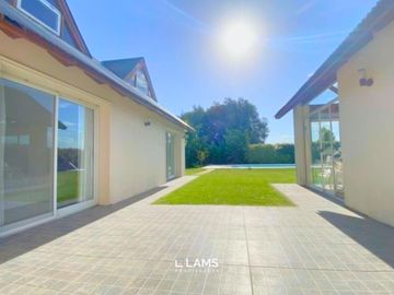 Casa 4 ambientes con piscina - Venta - Barrio Privado Arenas del Sur