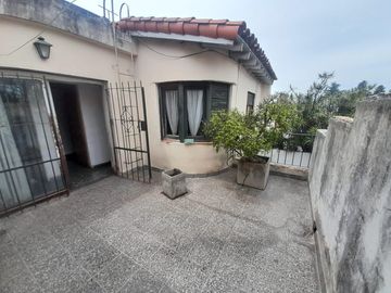Venta - Casa en Haedo 5 ambientes.