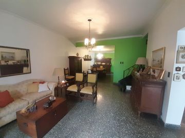 Venta - Casa en Haedo 5 ambientes.