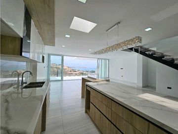 Venta de casa en Ciudad del Mar, amplia, acogedora y con piscina