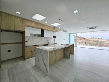Venta de casa en Ciudad del Mar, amplia, acogedora y con piscina