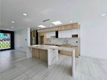 Venta de casa en Ciudad del Mar, amplia, acogedora y con piscina