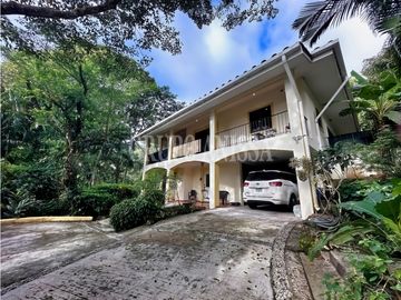 Oportunidad! Se Vende Hermosa Casa en Altos del Maria