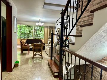 Casa en venta en Envigado sector Loma de Los Mesa