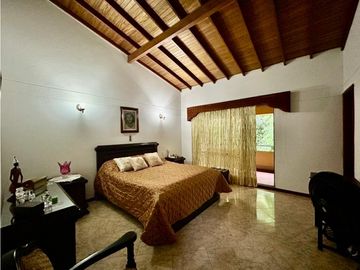 Casa en venta en Envigado sector Loma de Los Mesa