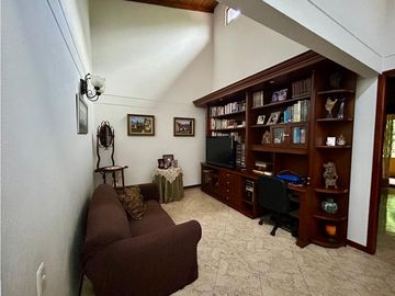Casa en venta en Envigado sector Loma de Los Mesa