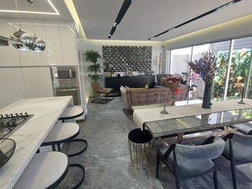 Casa en Venta Punto Sur con 4 habitaciones + Estudio