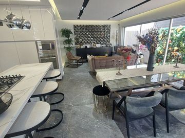Casa en Venta Punto Sur con 4 habitaciones + Estudio