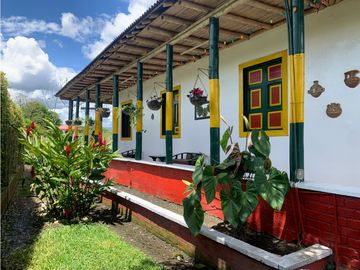 VENTA FINCA FAMILIAR Y DE TURISMO EN MONTENEGRO QUINDIO