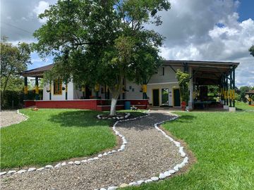VENTA FINCA FAMILIAR Y DE TURISMO EN MONTENEGRO QUINDIO
