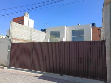 CASA NUEVA CON RECAMARA EN PLANTA BAJA Y JARDIN CERCA DE CRUZ DEL SUR PUEBLA
