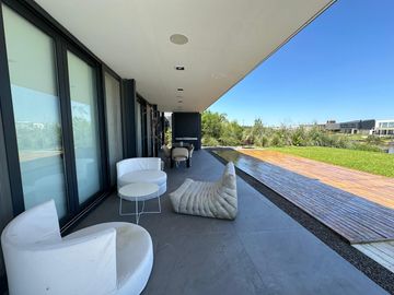 VENTA CASA 6 ambientes en Barrio Acacias - Puertos del Lago
