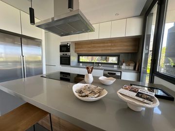 VENTA CASA 6 ambientes en Barrio Acacias - Puertos del Lago