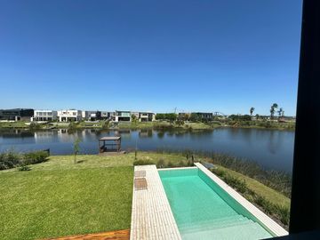 VENTA CASA 6 ambientes en Barrio Acacias - Puertos del Lago