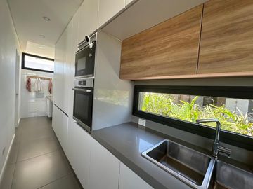VENTA CASA 6 ambientes en Barrio Acacias - Puertos del Lago